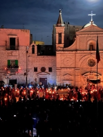 LA CHIESA DI SANTO STEFANO AL BUIO DI SERA. STESSA SORTE PER IL CALVARIO