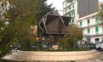 QUEL MONUMENTO AGLI EMIGRATI CHE DOVEVA ESSERE COLLOCATO SU VIA GIOVANNI PAOLO SECONDO DOVE E'?