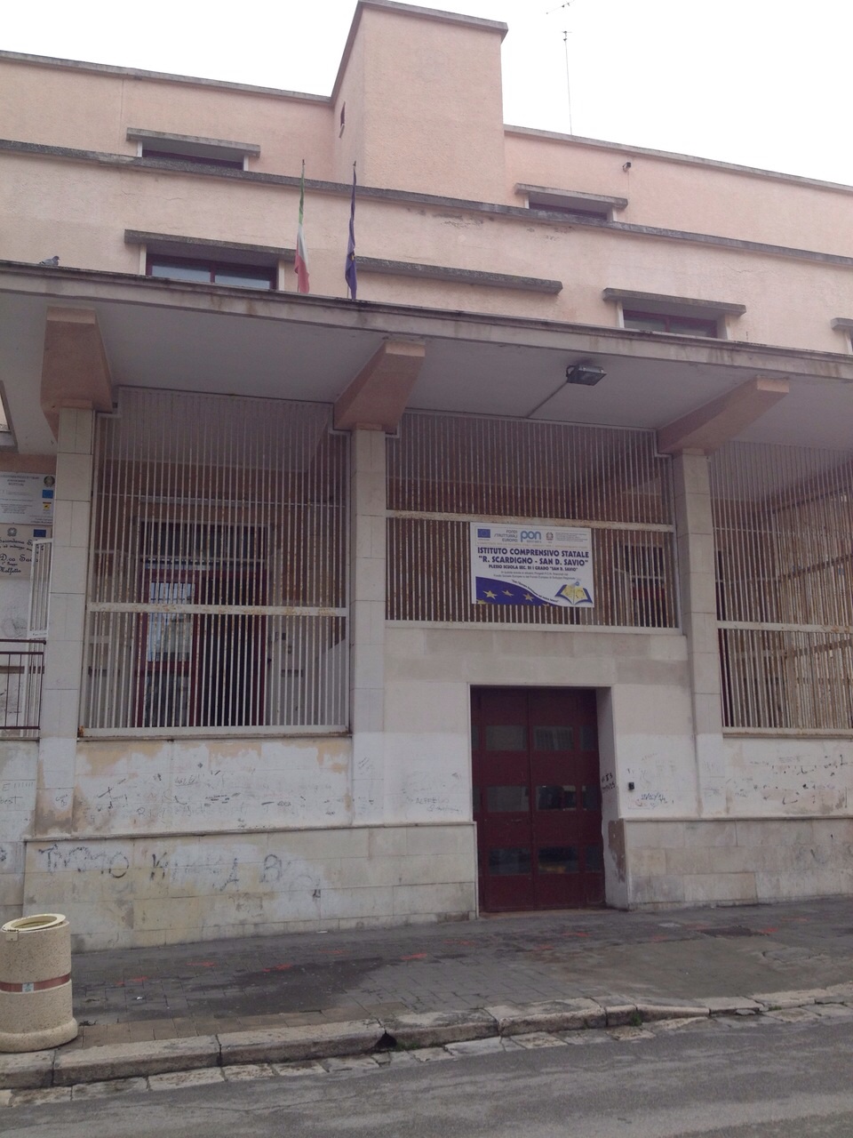 BANDIERE STRAPPATE E IL COMUNE CORRE AI RIPARI ACQUSTANDO 90 NUOVE BANDIERE