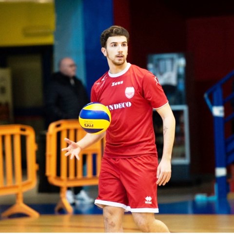 ENNESIMA CONFERMA NELLA PALLAVOLO MOLFETTA. LUIGI AIELLO SAR UNO DEI QUATTRO SCHIACCIATORI RICEVITORI DEL TEAM BIANCOROSSO