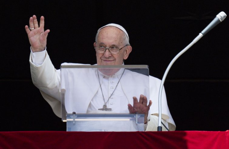 Il Papa ricorda la partenza per la Mongolia e dopo l'Angelus saluta Molfetta