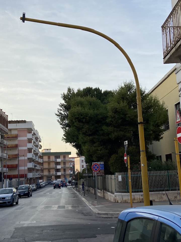 CHE FINE HANNO FATTO I SEMAFORI A MOLFETTA?
O PALI VUOTI O SEMAFORI DAI COLORI PIU' STRANI