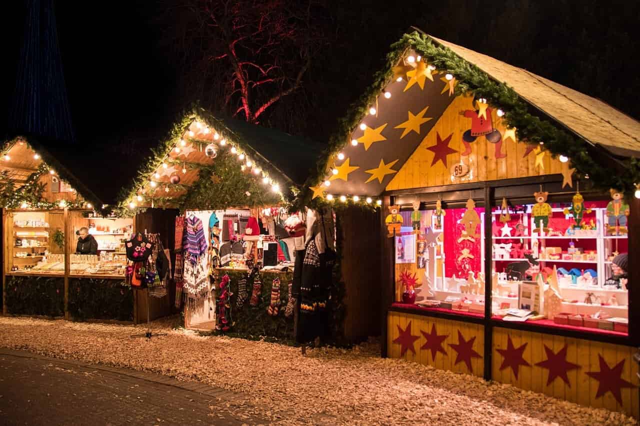 COME AL SOLITO, LE CASETTE DI BABBO NATALE SOLO NELLA PARTE BASSA DEL CORSO UMBERTO