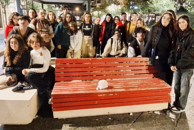 CENTO FIORI BIANCHI DONATI DAGLI ALUNNI DEL LICEO ARTISTICO DELL'IISS MONS. BELLO A CORSO UMBERTO