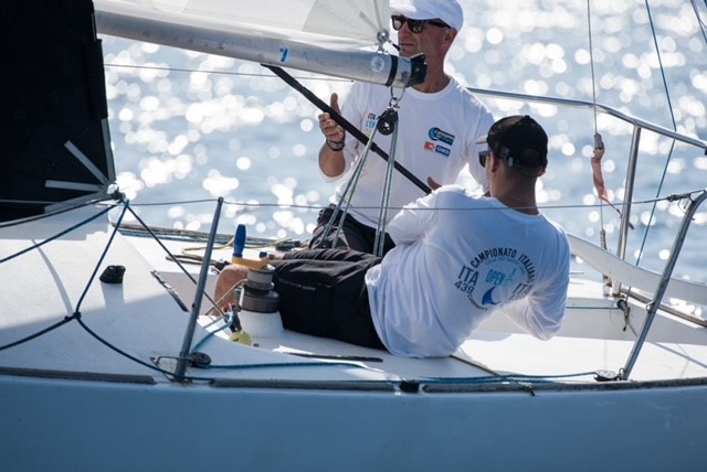 LIMBARCAZIONE J24 LEMILIO ITA 439 DELLASD COMPAGNIA DEL MARE, CONQUISTA LA PRESTIGIOSA COPPA DAUTUNNO NELLA CLASSE MINIALTURA