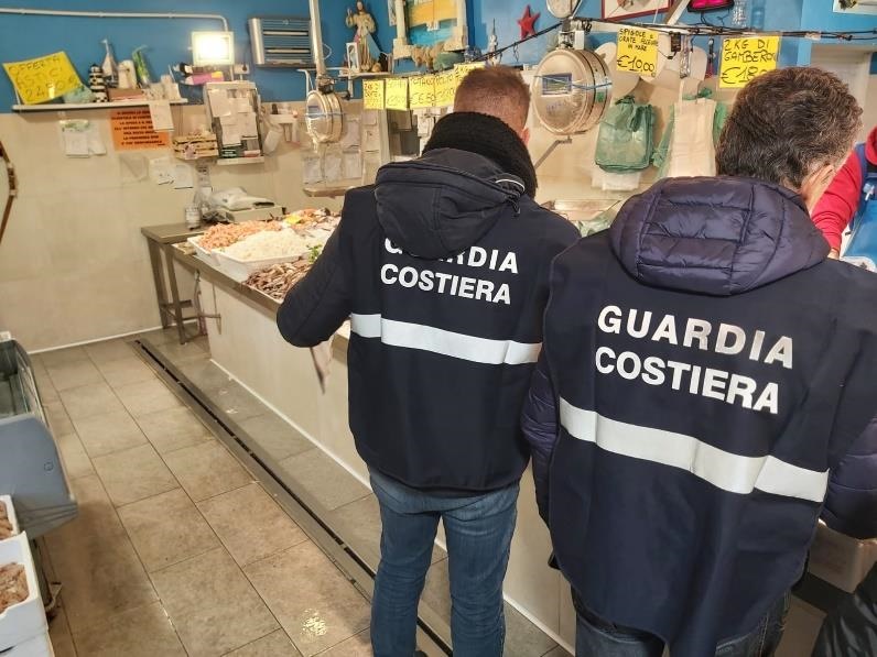 NELLOPERAZIONE SPINNAKER DELLA GUARDIA COSTIERA DI MOLFETTA SEQUESTRATI CIRCA 150 KG DI PRODOTTO ITTICO E UN ATTREZZO DA PESCA IRREGOLARE