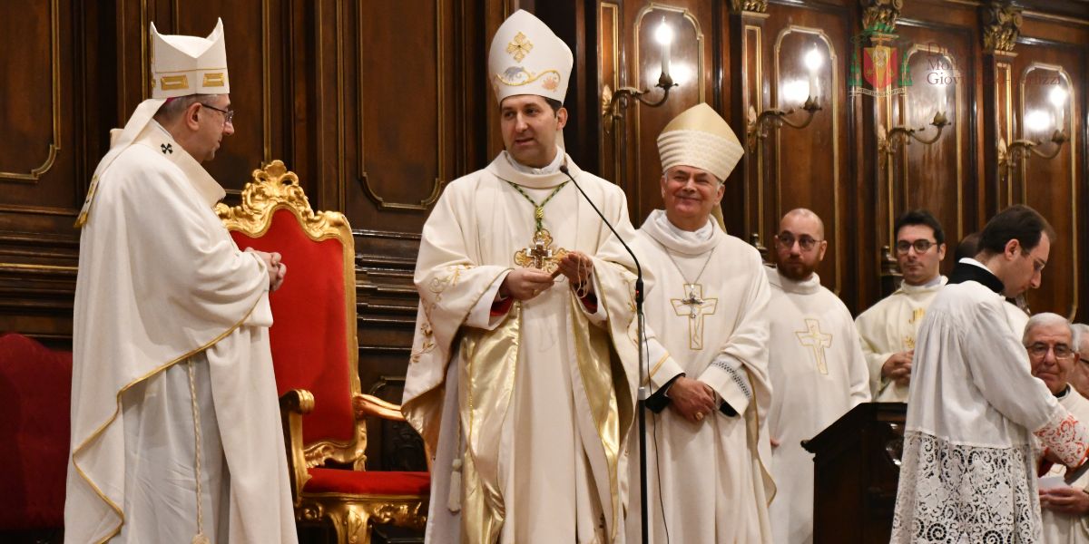 UNA CROCE IN LEGNO PER IL NEO ARCIVESCOVO TURTURRO REALIZZATA DALLO STESSO ARTIGIANO SALENTINO CHE LA FECE A DON TONINO