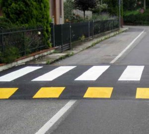 STRISCE PEDONALI QUESTI DESIDERI DEI PEDONI CHE DEVONO AFFIDARSI A QUALCHE SANTO PER ATTRAVERSARE