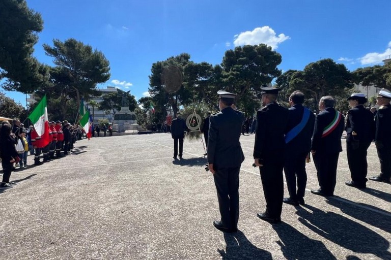 POCHI CONSIGLIERI COMUNALI ALLA CERIMONIA DEL 25 APRILE: IL SINDACO BACCHETTA
