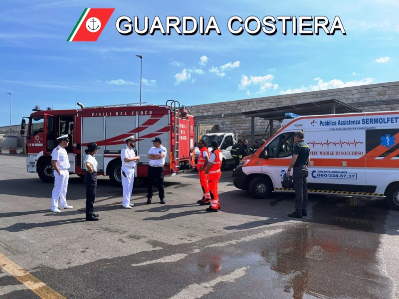 UNESERCITAZIONE ANTINCENDIO DELLA GUARDIA COSTIERA DI MOLFETTA SI  TENUTA MARTED 28 MAGGIO NELLAREA COMMERCIALE DEL PORTO DI MOLFETTA