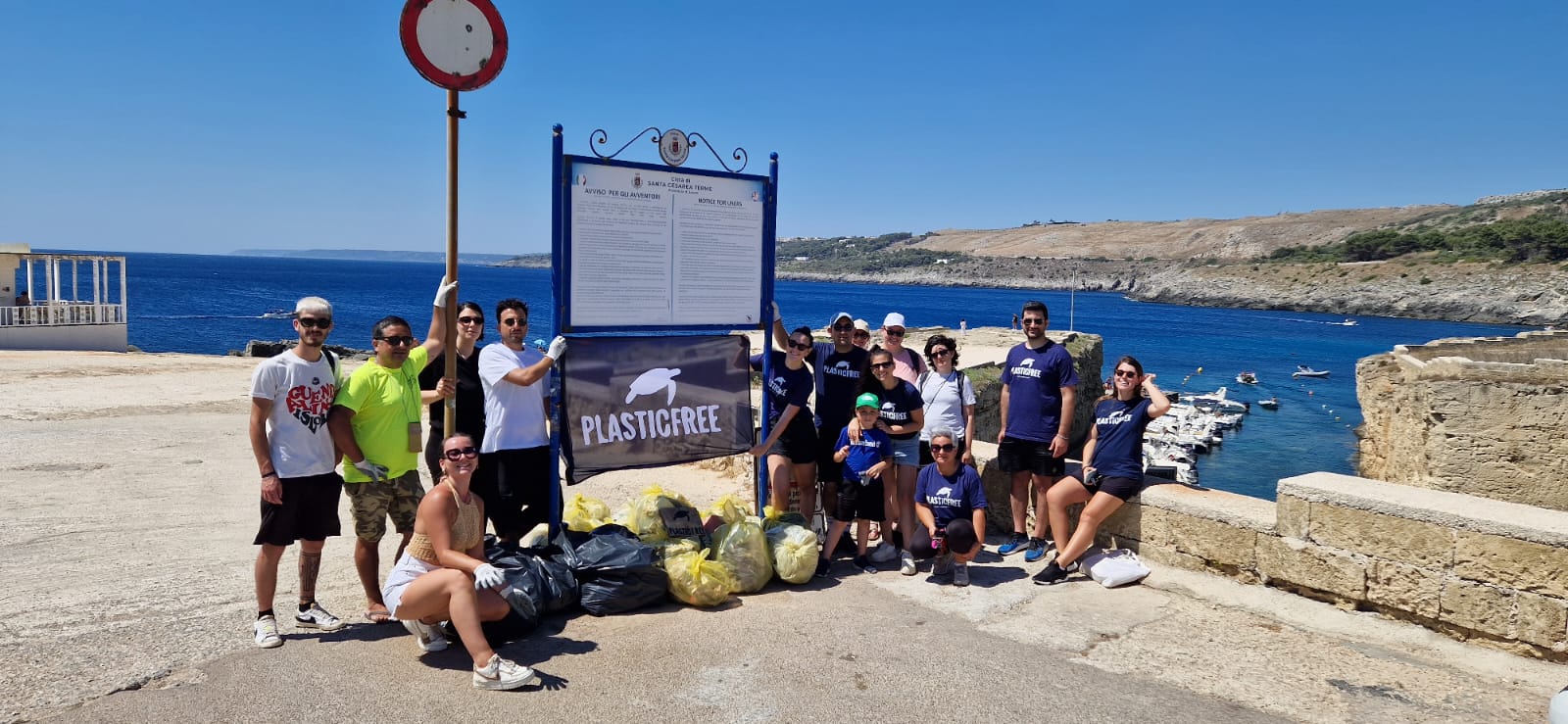 RACCOLTI OLTRE 20 SACCHI DI RIFIUTI DAI VOLONTARI DI PLASTIC FREE PUGLIA A SANTA CESAREA TERME IN PROVINCIA DI LECCE