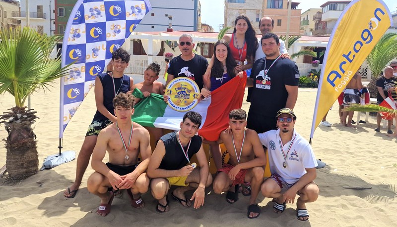 CARICO DI MEDAGLIE PER IL TEAM FRANCESCO PALOMBA. AL TORNEO DI BEACH WRESTLING DI MARGHERITA DI SAVOIA TUTTI I LOTTATORI MOLFETTESI SONO SALITI SUL PODIO