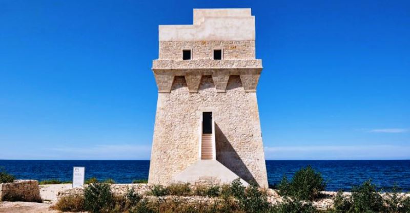 TRA I SEI LUOGHI SIMBOLO DELLA PUGLIA ESPOSTI NELLA MOSTRA FARI E TORRI DEL FUOCO SEGRETO C TORRE CALDERINA DI MOLFETTA