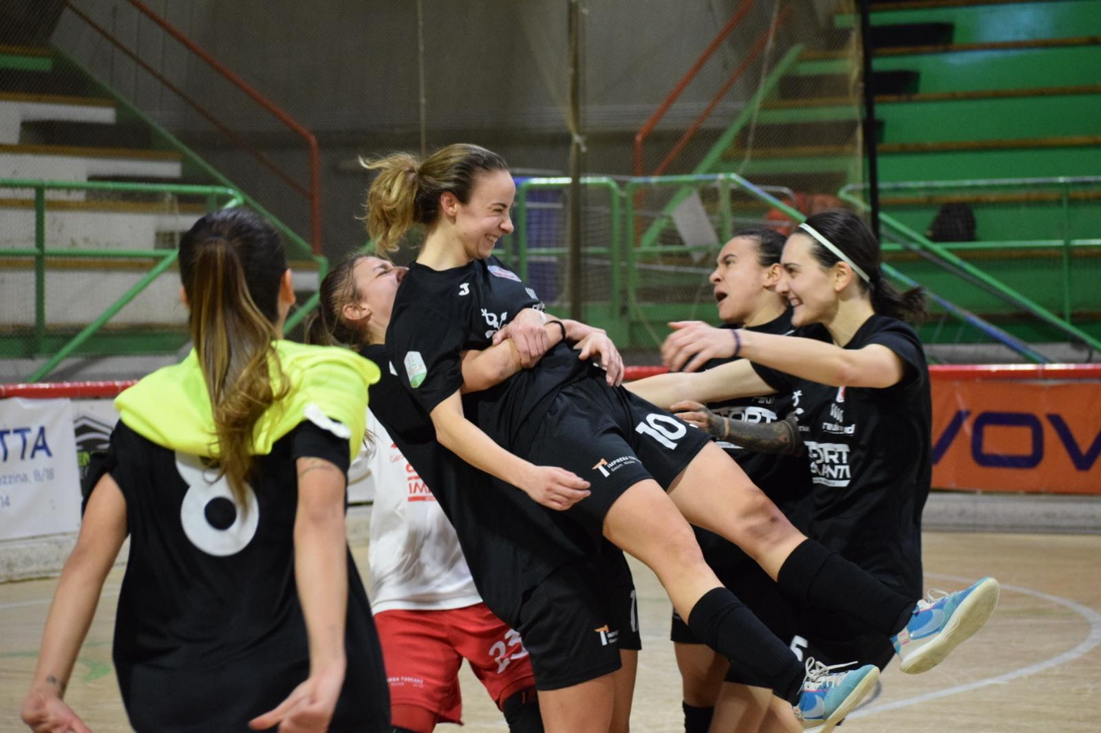  UNA FEMMINILE MOLFETTA DA URLO, 7-3 ALLA VIP
