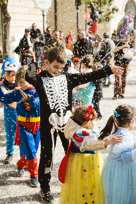 IL CARNEVALE DI PUTIGNANO FA IL BIS, BAGNO DI FOLLA ANCHE PER LA SECONDA SFILATA