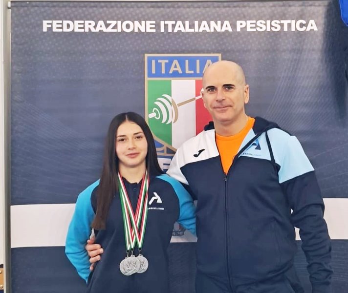 LATLETA MOLFETTESE FRANCESCA MININNI  LA NUOVA VICECAMPIONESSA ITALIANA DI PESISTICA OLIMPICA NELLA CATEGORIA 48 KG