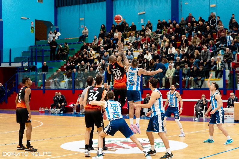 SI ARRENDE NELLULTIMO QUARTO LA DAI OPTICAL VIRTUS BASKET MOLFETTA. VITTORIA PER LA VIOLA REGGIO CALABRIA  NELLA PRIMA GIORNATA DI RITORNO DEI PLAY-IN GOLD
