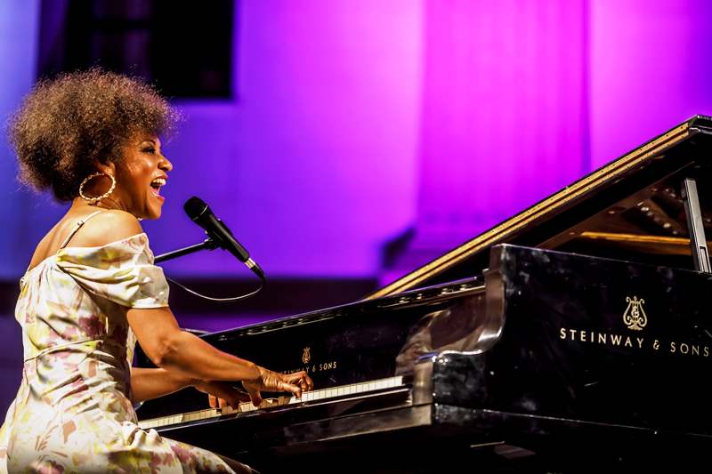 LA PIANISTA E CANTANTE CUBANA JANY MCPHERSON, STAR DEL JAZZ INTERNAZIONALE, SAR IN CONCERTO SABATO 12 APRILE PER LA RASSEGNA WAVES 25 DELLA FONDAZIONE VALENTE