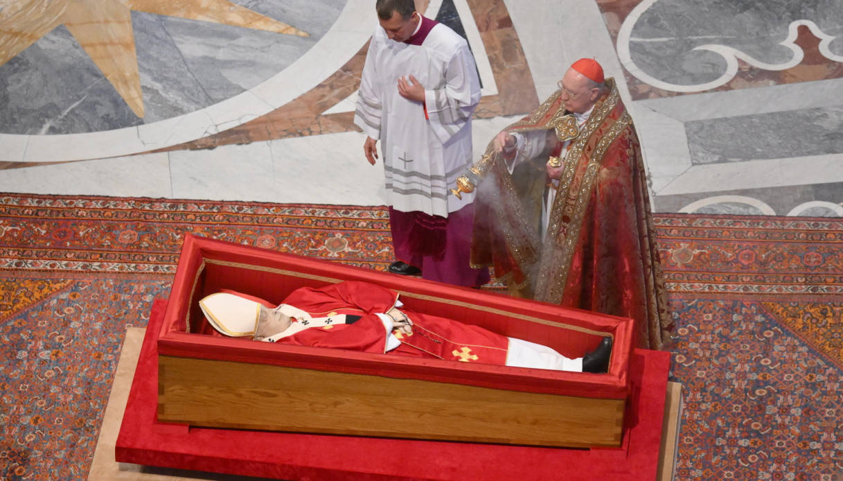 IL DOLORE DELLA CITTA' PER LA MORTE DI PAPA FRANCESCO TRA STRISCIONI E MOMENTI DI PREGHIERA.