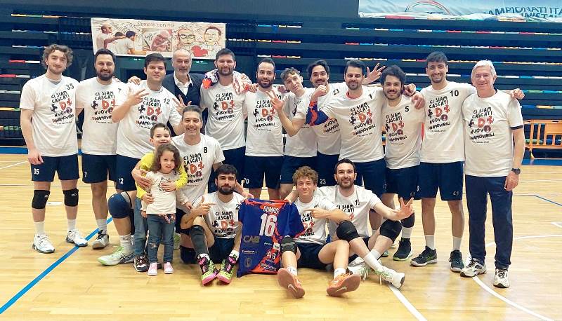 LA FORMAZIONE DI PALLAVOLO MASCHILE DELLA DINAMO MOLFETTA CONQUISTA LA PROMOZIONE IN SERIE D