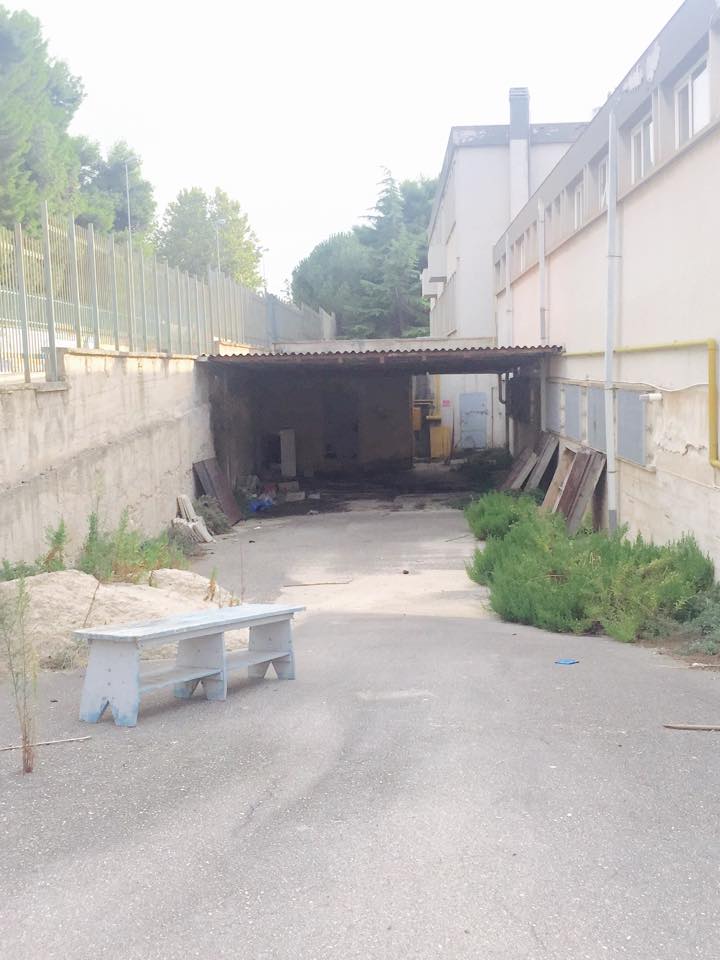 L'EX CUCINA CENTRALIZZATA NELLA SCUOLA DON COSMO AZZOLLINI IN TOTALE ABBANDONO