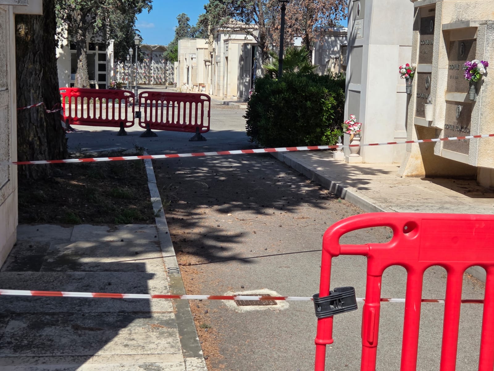 CIMITERO DI MOLFETTA: DA OLTRE UN MESE  INTERDETTO IL PASSAGGIO SU UNA STRADA CENTRALE PRINCIPALE