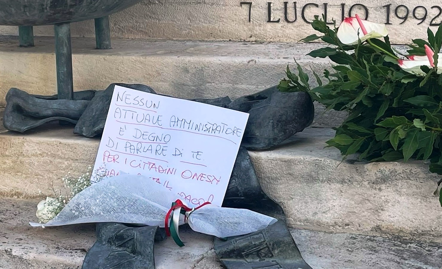 UN CARTELLO COLLOCATO SULLA FIORIERA DICEVA: 