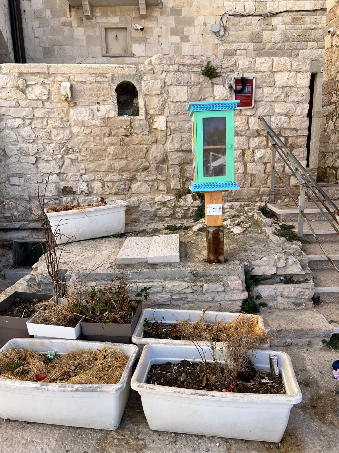 LASSOCIAZIONE CULTURALE PASSIONE E TRADIZIONE CON SEDE NEL CENTRO STORICO DI MOLFETTA, DENUNCIA LO STATO DI DEGRADO DELLA CALA DI SANTANDREA E PIAZZA AMENTE