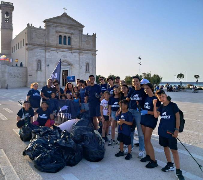 VOLONTARI DI PLASTIC FREE IN AZIONE ALLA MADONNA DEI MARTIRI. GIOVED 24 LUGLIO RACCOLTI CIRCA 100 KG DI RIFIUTI