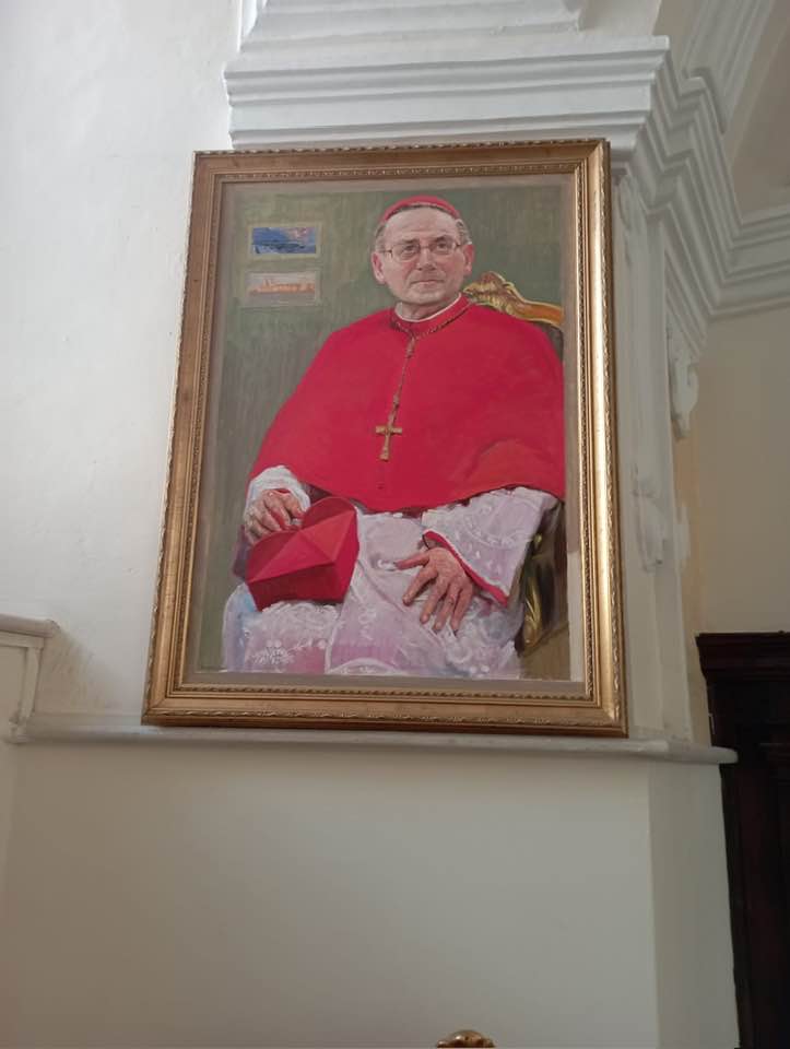 UN RITRATTO DEL CARDINALE ANGELO AMATO NELLA SALA CAPITOLARE DELLA CATTEDRALE DI MOLFETTA