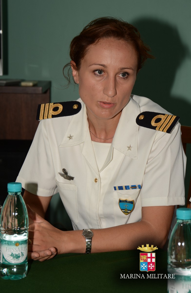 IL PATTUGLIATORE GIOVANNI DELLE BANDE NERE DELLA MARINA MILITARE CON AL COMANDO LA  MOLFETTESE CLAUDIA DE CESARE