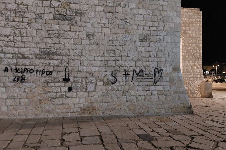 IMBRATTATO IL DUOMO CON SCRITTE DA PARTE DI QUALCUNO IN FASE DI ACCERTAMENTO DALLA POLIZIA LOCALE