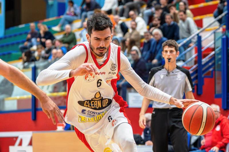 LA CLEAN UP MOLFETTA BRINDA  AL PRIMO SUCCESSO STAGIONALE NEL CAMPIONATO DI SERIEC INTERREGIONALE. AL PALAPOLI HA SCONFITTO IL BARLETTA PER 95-46