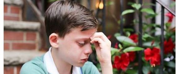 BAMBINO IN LACRIME SU FACEBOOK: SONO GAY, COME SARA IL MIO FUTURO?. Gli risponde Hillary Clinton: 