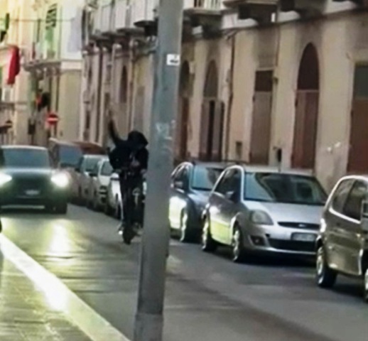 ATTIMI DI PAURA A MOLFETTA. RAGAZZI IN MONOPATTINO, IN GIRO PER LE VIE CITTADINE, ESPLODONO COLPI DI PISTOLA IN ARIA