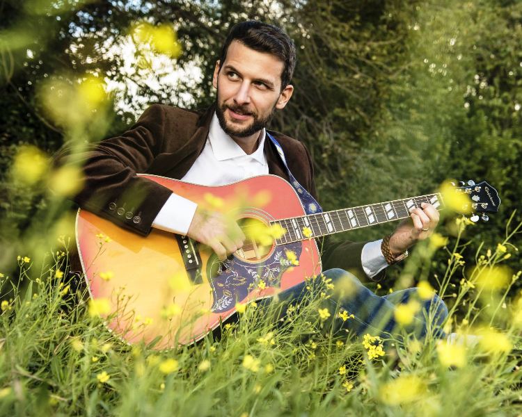 PREMIO NAZIONALE SALVA LA TUA LINGUA: IL CANTAUTORE MOLFETTESE MIZIO VILARDI SI E' CLASSIFICATO TERZO NELLA SEZIONE MUSICA