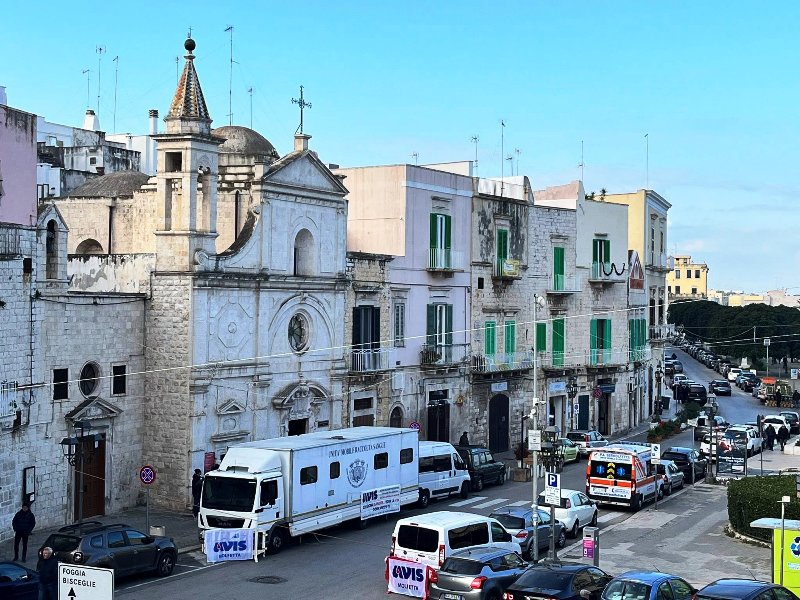 AVIS MOLFETTA E I CONFRATELLI DELLARCICONFRATERNITA DI SANTO STEFANO DAL SACCO ROSSO HANNO RINNOVATO LAPPUNTAMENTO CON LA GIORNATA SOLIDALE PER LA RACCOLTA DI UNA SACCA DI SANGUE