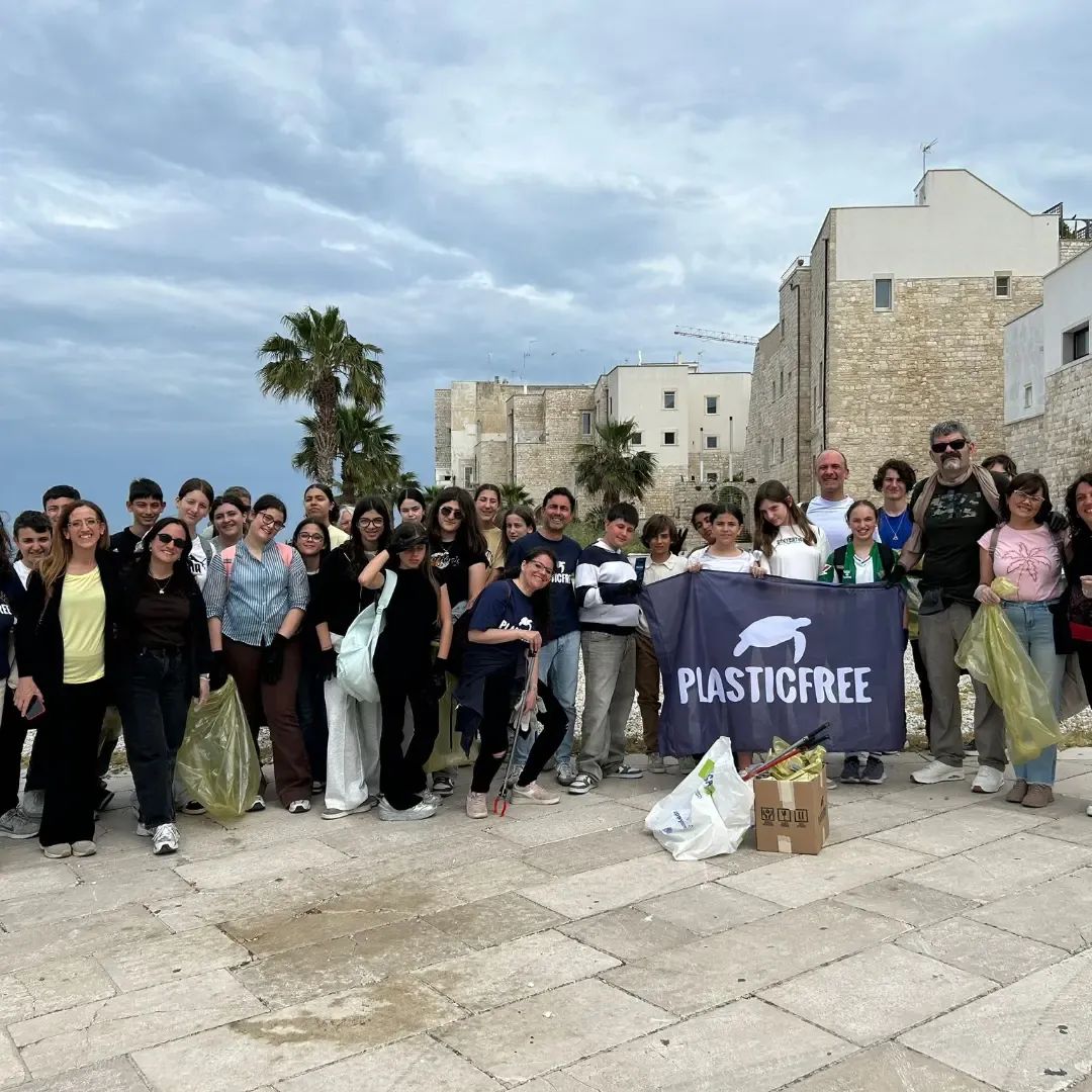 MOLFETTA, IL MARE UNISCE L'EUROPA: 26 STUDENTI ERASMUS IN AZIONE CON PLASTIC FREE