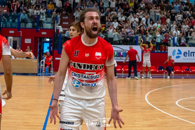 GIUSEPPE BERNARDI RINNOVA: IL CUORE DEL CAPITANO BATTE ANCORA PER MOLFETTA