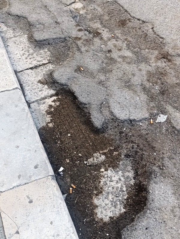 VIA IPPOLITO NIEVO, STRADA ABBANDONATA TRA BUCHE E AFFOSSAMENTI: I RESIDENTI CHIEDONO INTERVENTI URGENTI