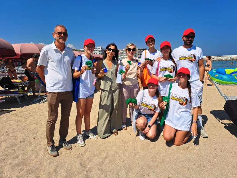 CAMPAGNA CONTRO I MOZZICONI ALLA SPIAGGIA SAN FRANCESCO A BARI. VOLONTARI IN CAMPO PER DIFENDERE MARE E LITORALE