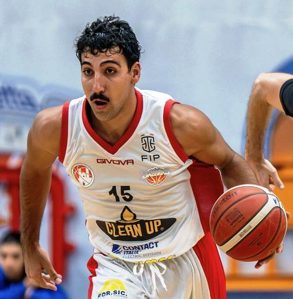 GABRIELE PUGLIESE RESTA A MOLFETTA: 