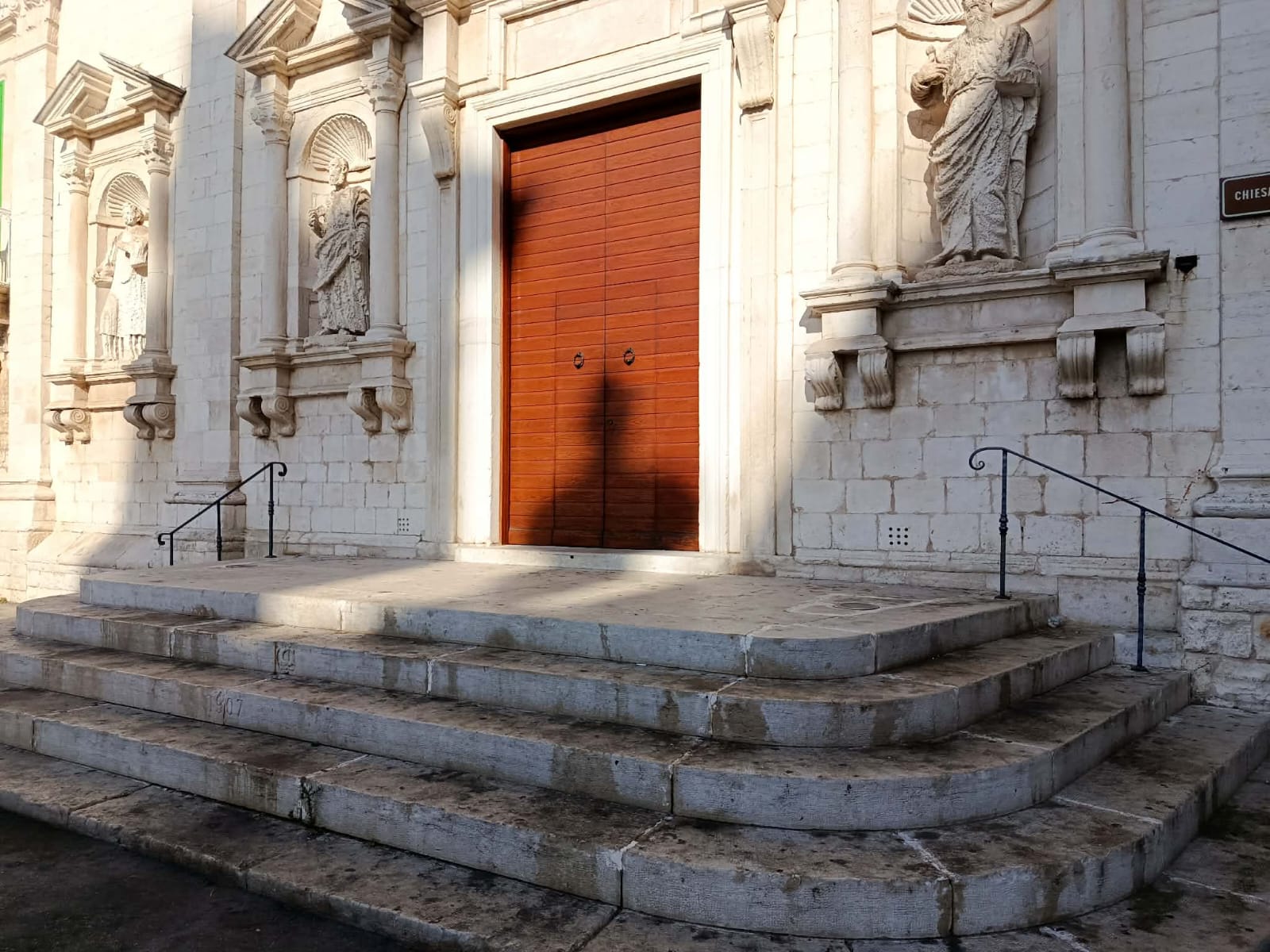 CHIESA DEL PURGATORIO, SEGNALATA SPORCIZIA SUL SAGRATO