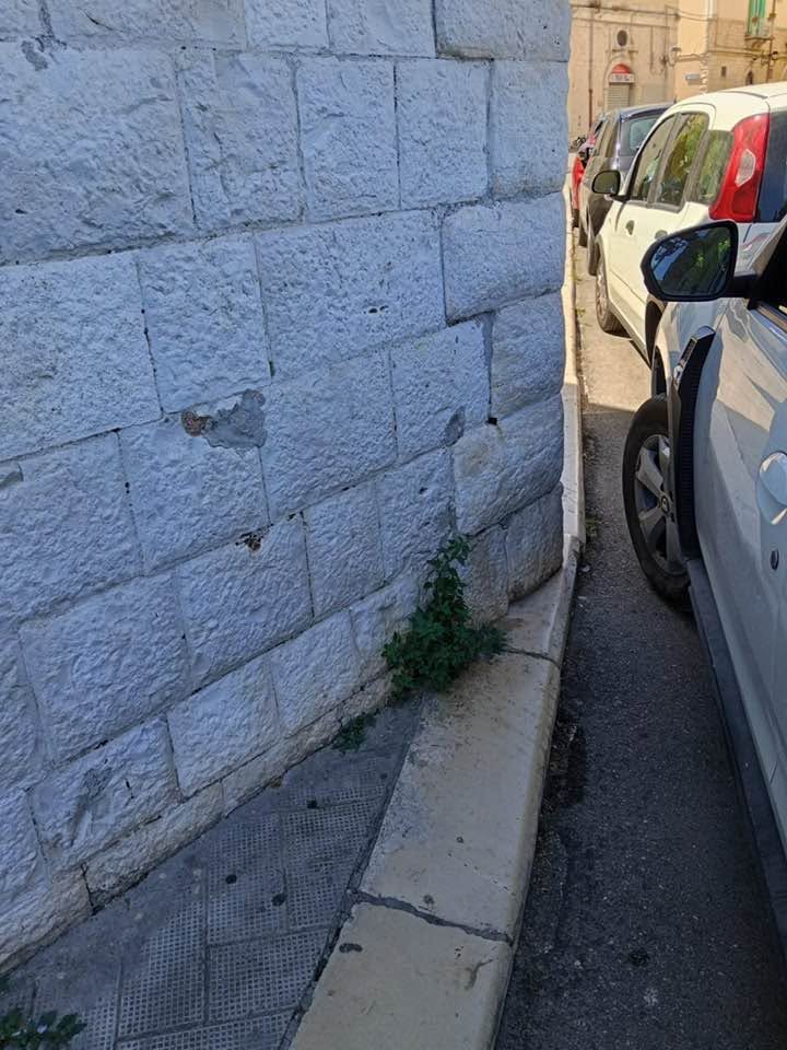 UN APPELLO AL SINDACO MANUEL MINERVINI PER VIA SAN DOMENICO. I PEDONI COSTRETTI A SCENDERE IL MARCIAPIEDI