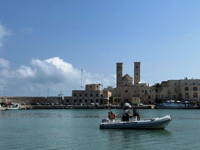 GUARDIA COSTIERA DI MOLFETTA, WEEKEND DI SOCCORSI E CONTROLLI: SALVATO UN UOMO A GIOVINAZZO