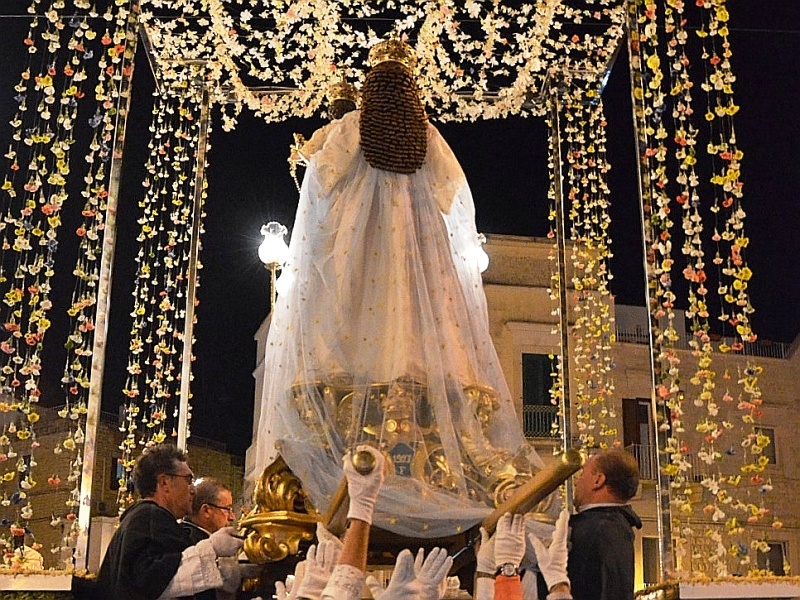 TERLIZZI, LA DEVOZIONE SI RACCONTA ATTRAVERSO GLI ABITI DELLA MADONNA