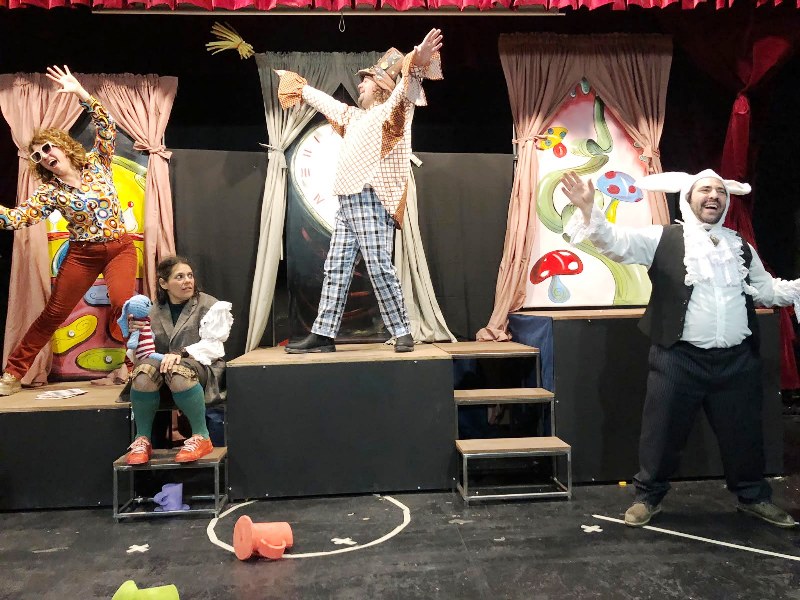 �ALICE!� APRE �STAGIONI A TEATRO�: A MOLFETTA UN VIAGGIO TRA ATTORI, PUPAZZI E FANTASIA