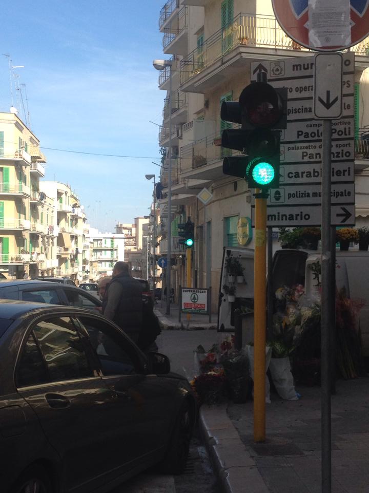 MA SONO SOLO QUELLI I SEMAFORI A LED?
UN APPELLO PER INSTALLARE UNA PENSILLINA SU VIA GIOVINAZZO