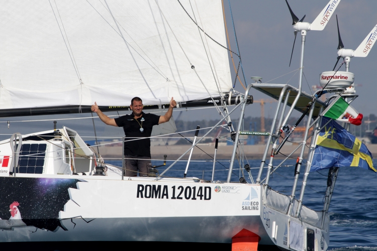 GIRARE IL MONDO CON UNA BARCA A VELA TECNOLOGICAMENTE AVANZATA