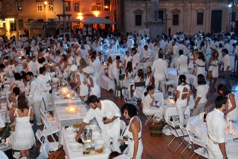 METTI UNA SERA A CENA IN BIANCO!!!